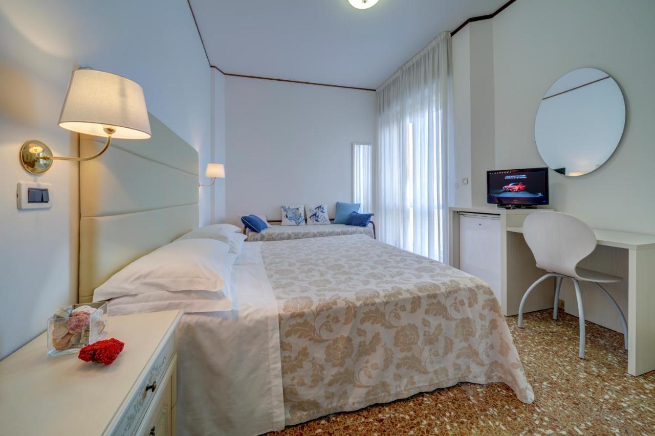 Hotel Carlton Beach Rimini Buitenkant foto