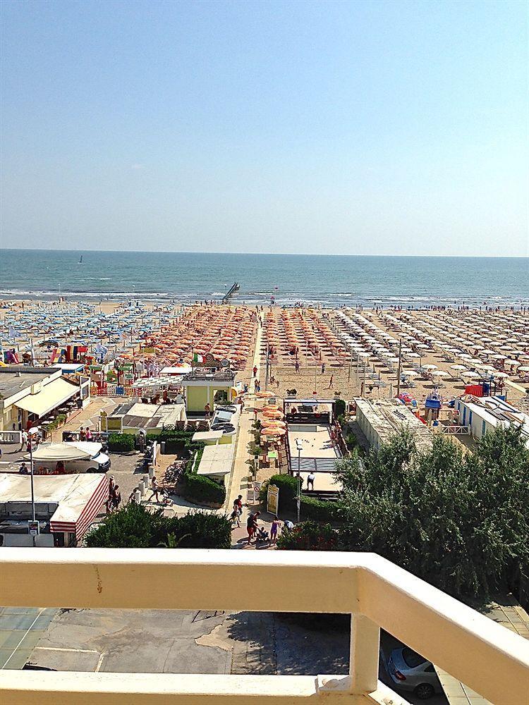 Hotel Carlton Beach Rimini Buitenkant foto