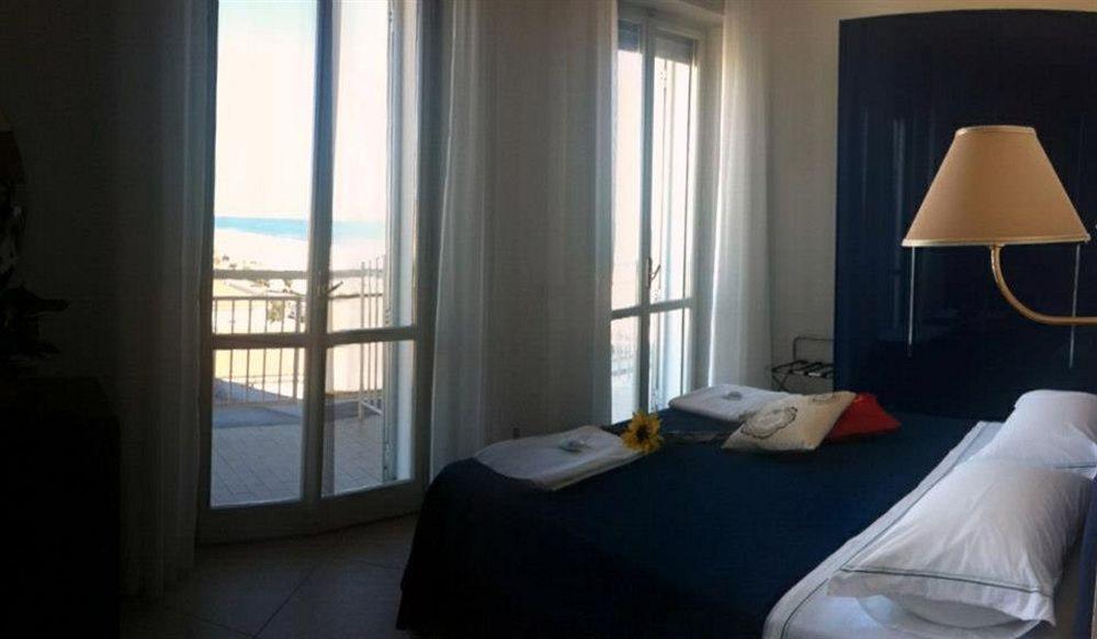 Hotel Carlton Beach Rimini Buitenkant foto