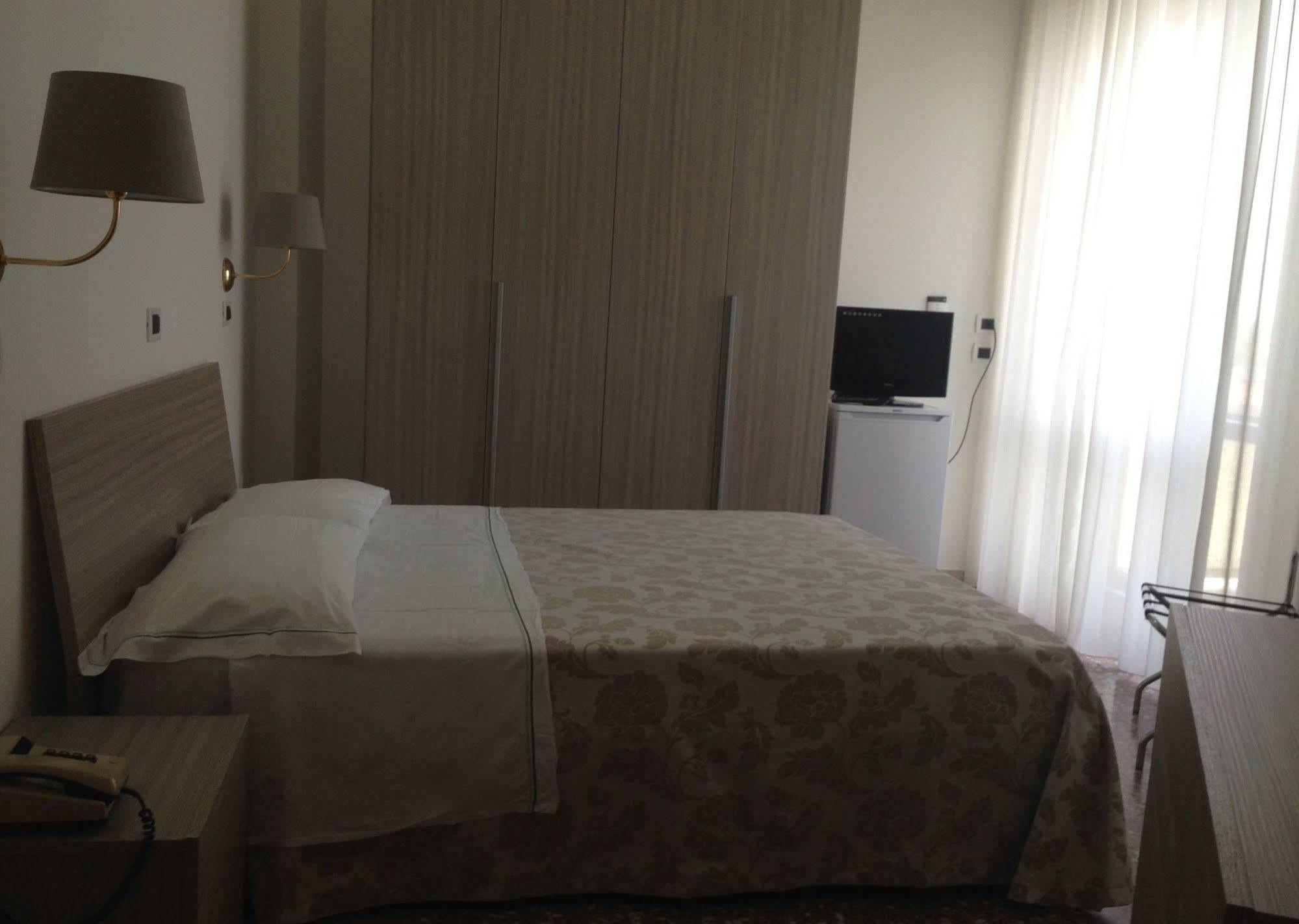 Hotel Carlton Beach Rimini Buitenkant foto