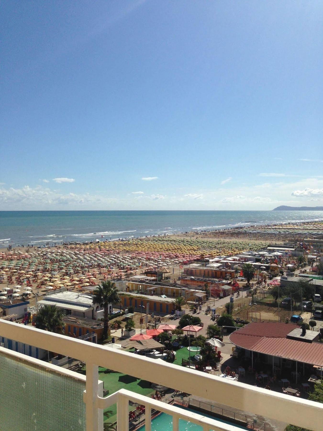 Hotel Carlton Beach Rimini Buitenkant foto