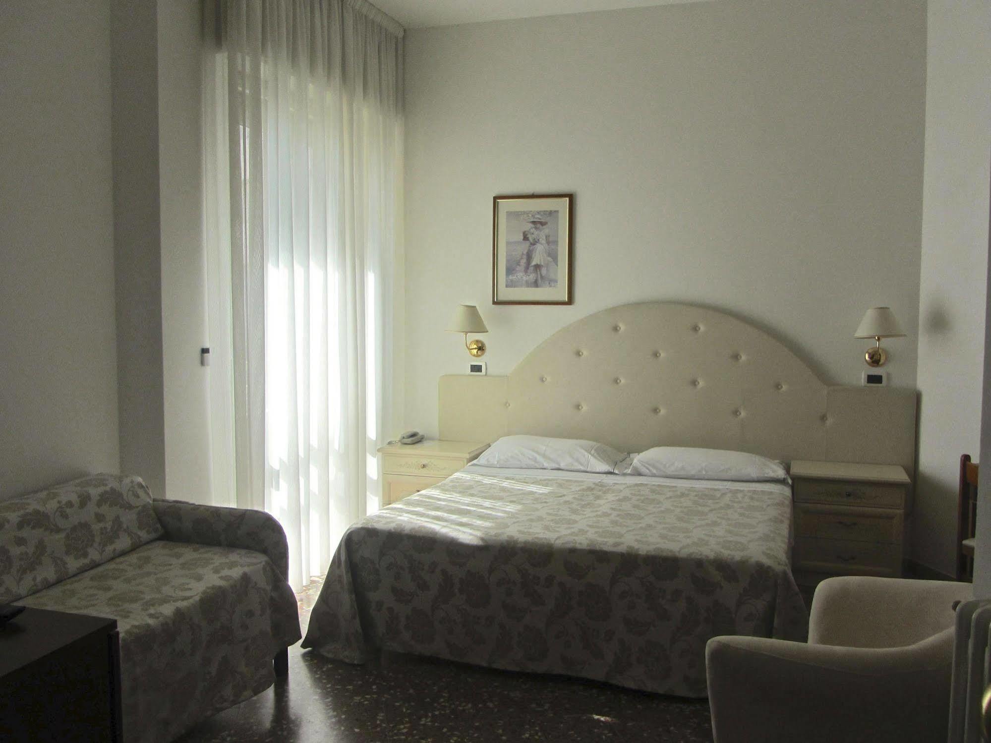 Hotel Carlton Beach Rimini Buitenkant foto