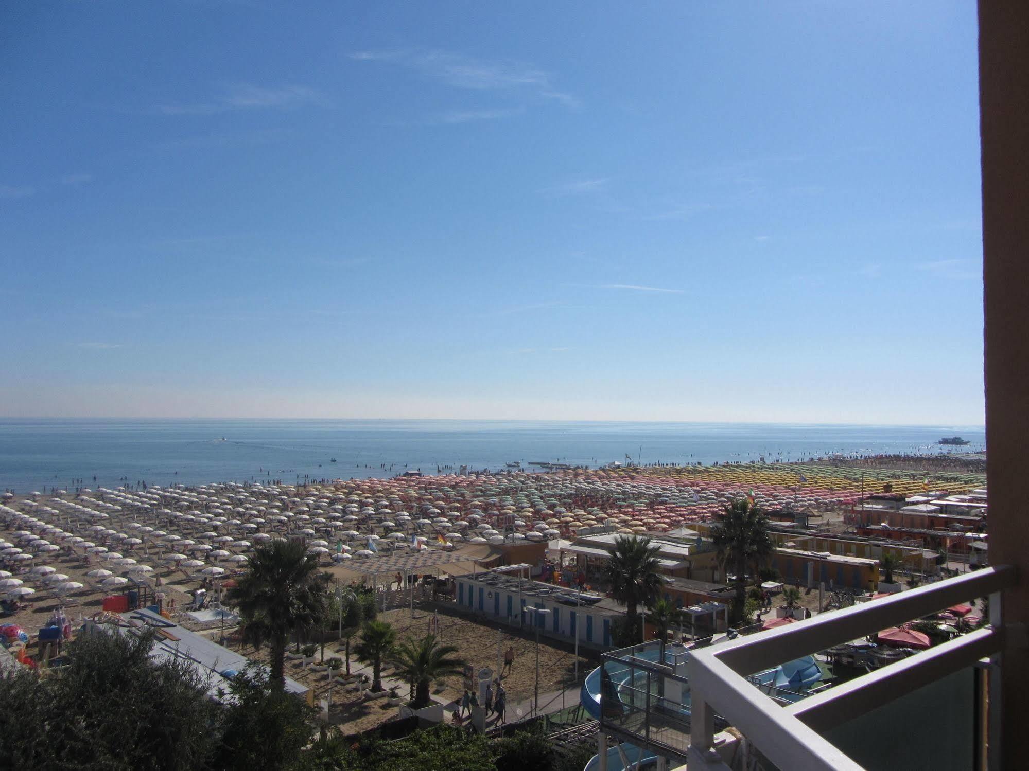 Hotel Carlton Beach Rimini Buitenkant foto