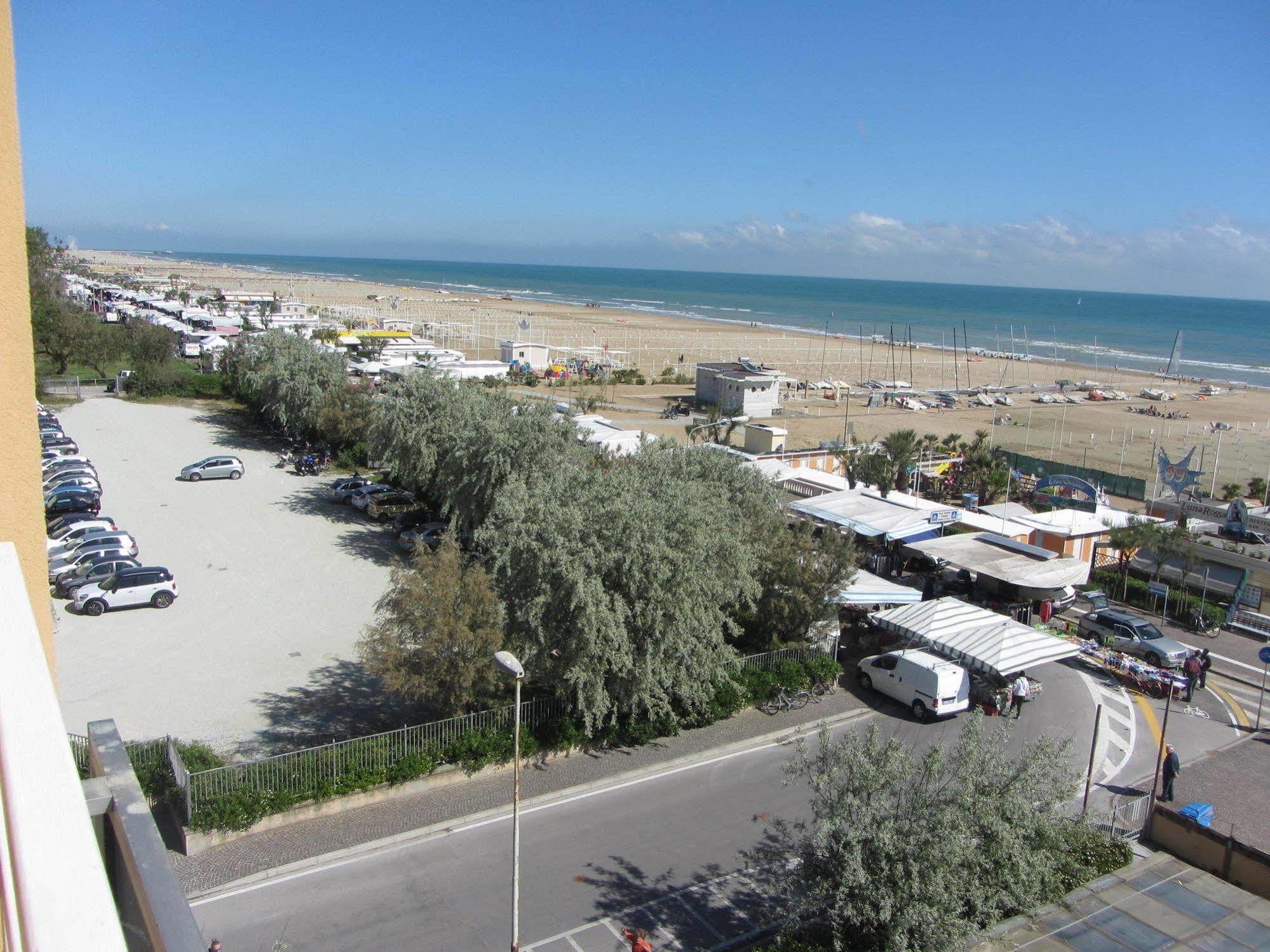 Hotel Carlton Beach Rimini Buitenkant foto